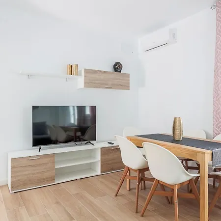 Holiday home Casa A 5 Min De Sevilla Con Piscina Camas